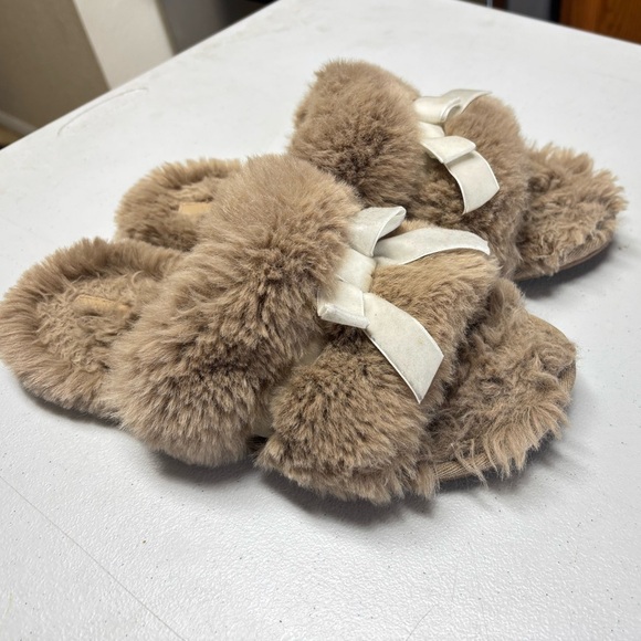 Maeve Fuzzy Slippers with White Bow Size 9 - Picture 5 of 9
